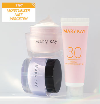 Verschillende huidverzorgingsproducten, fraai gearrangeerd voor een lichtgrijze achtergrond. Op de foto staat de tekst: "Tip: hydraterende verzorging niet vergeten"