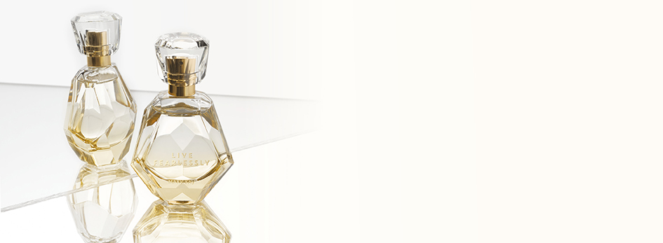 Het flesje van Live Fearlessly® Eau de Parfum van Mary Kay staat tegen een spiegelende achtergrond.