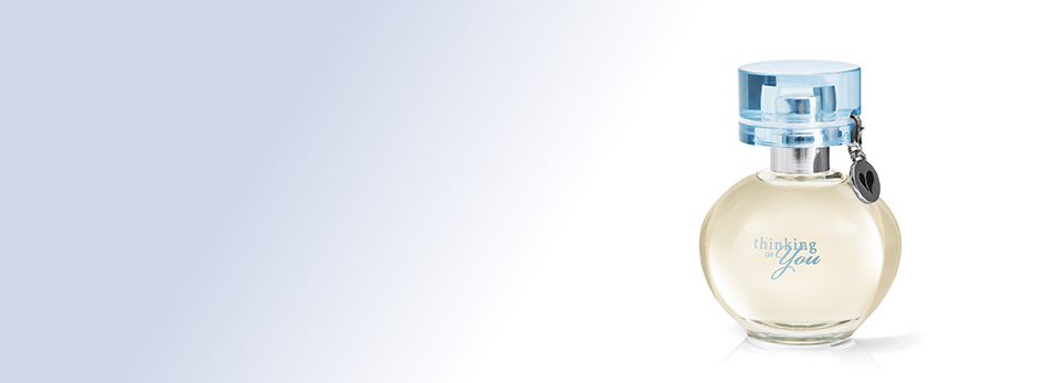 Het flesje Thinking of You® Eau de Parfum van Mary Kay staat tegen een blauwe en witte achtergrond.