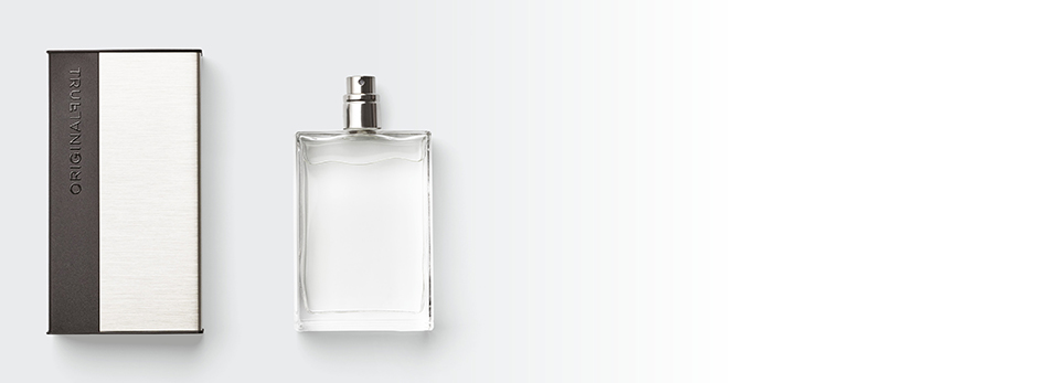 De Mary Kay True Original® Cologne Spray staat op een grijze achtergrond.