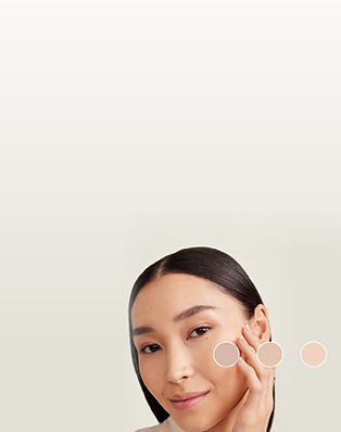 Een vrouw streelt haar wang.