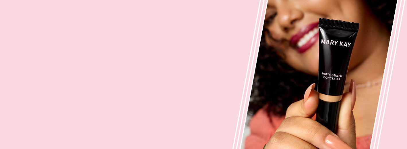 Een vrouw houdt een tube Multi-Benefit Concealer van Mary Kay voor de camera.