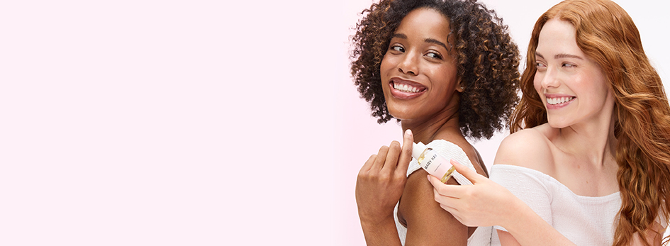 Een vrouw geeft een andere vrouw de Mary Kay Nourishing Oil