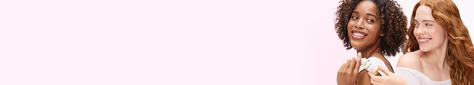 Een vrouw geeft een andere vrouw de Mary Kay Nourishing Oil