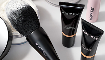 Enkele producten van Mary Kay die helpen om donkere kringen onder de ogen te verbergen, zoals concealer, kleurcorrector, poeder, ...