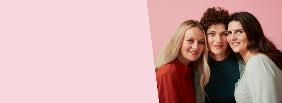 Drie vrouwen lachen in de camera