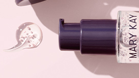 Geopende TimeWise® Nighttime Recovery naast een centimeters groot likje van het product voor een lichtroze achtergrond