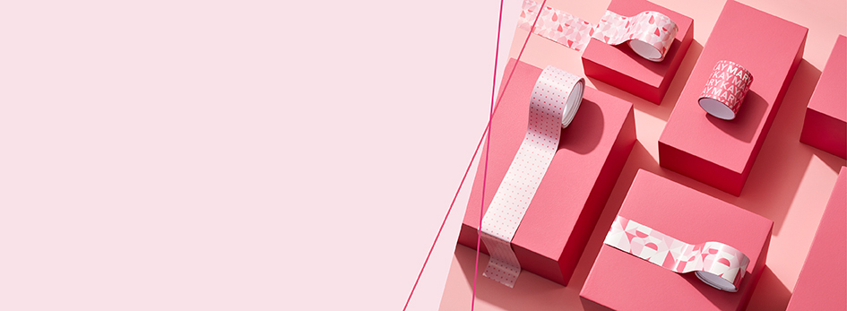 Sommige cadeaus in roze inpakpapier zijn versierd met Mary Kay linten