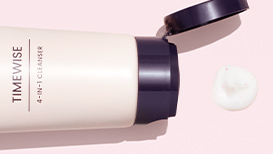 Geopende TimeWise® 4-In-1 Cleanser naast een centimeters groot likje van het product voor een lichtroze achtergrond
