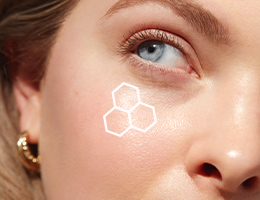 Close-up van een blonde vrouw die een gezichtshelft laat zien, met een wenkbrauw, een blauw oog en haar neus met een contour van het TimeWise® 3D complex op haar wang