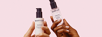 TimeWise® Nighttime Recovery en TimeWise® Daytime Defender SPF 30 op een glazen plaat voor een lichtroze achtergrond