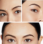 Kleine hoeveelheden Mary Kay Clinical Solutions Dynamic Wrinkle Limiter worden aangebracht op het voorhoofd van een vrouw, tussen haar wenkbrauwen en aan de zijkant van haar oog (voorhoofdrimpels, fronsrimpels, lachrimpels)