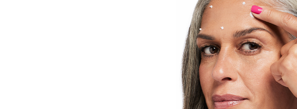 Een vrouw brengt met haar vinger op vijf plaatsen een kleine hoeveelheid Clinical Solutions Dynamic Wrinkle Limiter aan op de dynamische expressierimpels op haar voorhoofd