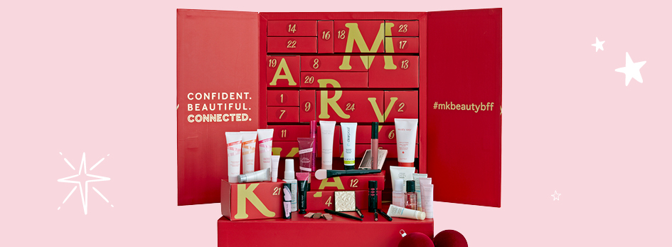 Een geopende, rode en gouden Mary Kay adventskalender met 24 deurtjes en Mary Kay producten (proefvulling).