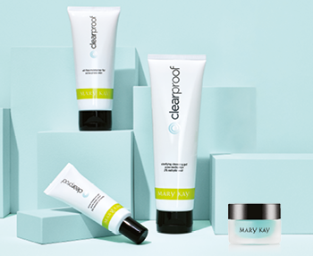 De producten van de Mary Kay Clear Proof serie samen met de Mary Kay Indulge Soothing Eye Gel® zijn afgebeeld tegen een lichtblauwe achtergrond. 