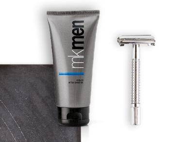 De MK Men® Cooling After-Shave Gel ligt samen met een scheermesje van glanzend roestvrij staal op een witte achtergrond.