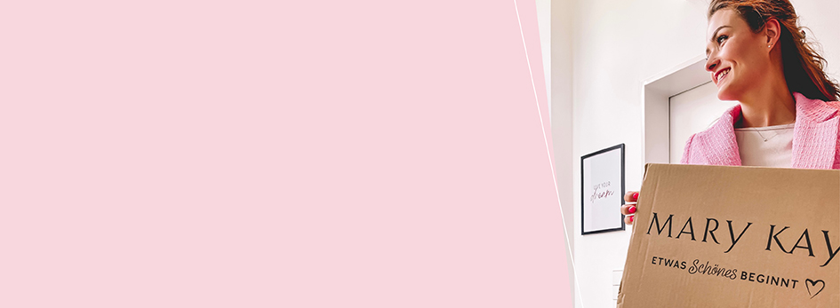 Een glimlachende vrouw houdt een van de twee starterspakketten vast die nieuwe zelfstandige schoonheids consulentes kunnen kopen om hun Mary Kay bedrijf te starten