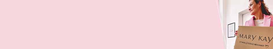 Een glimlachende vrouw houdt een van de twee starterspakketten vast die nieuwe zelfstandige schoonheids consulentes kunnen kopen om hun Mary Kay bedrijf te starten