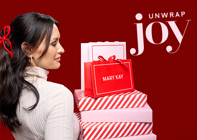 Een vrouw houdt verschillende cadeaus van het cosmeticabedrijf Mary Kay in haar armen.