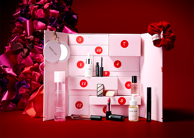 Een geopende cadeaukalender van het cosmeticabedrijf Mary Kay.