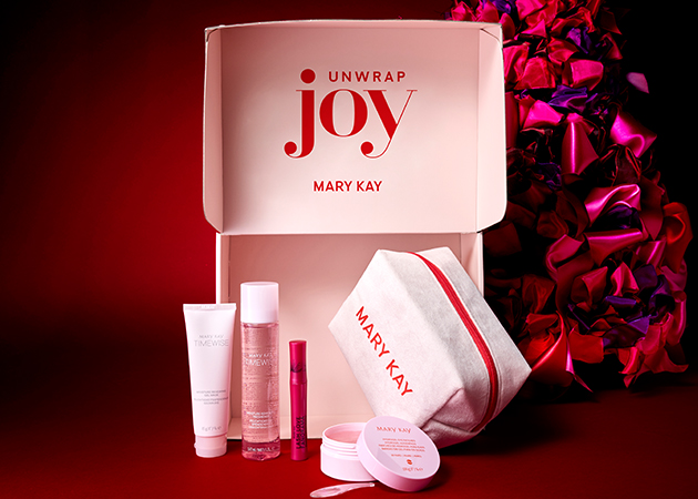 Een geopende kerstverpakking met cosmeticaproducten van het bedrijf Mary Kay.