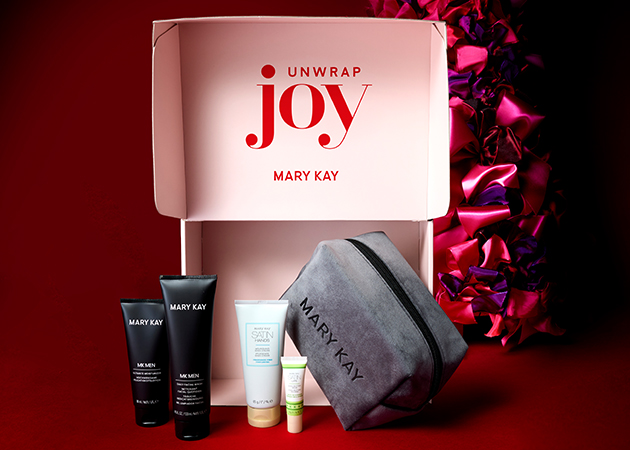 Een geopende kerstverpakking met cosmeticaproducten voor mannen van het bedrijf Mary Kay.