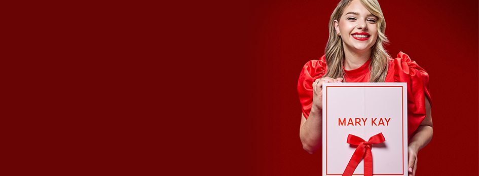 Een jonge vrouw houdt een cadeauverpakking van het cosmeticabedrijf Mary Kay vast.