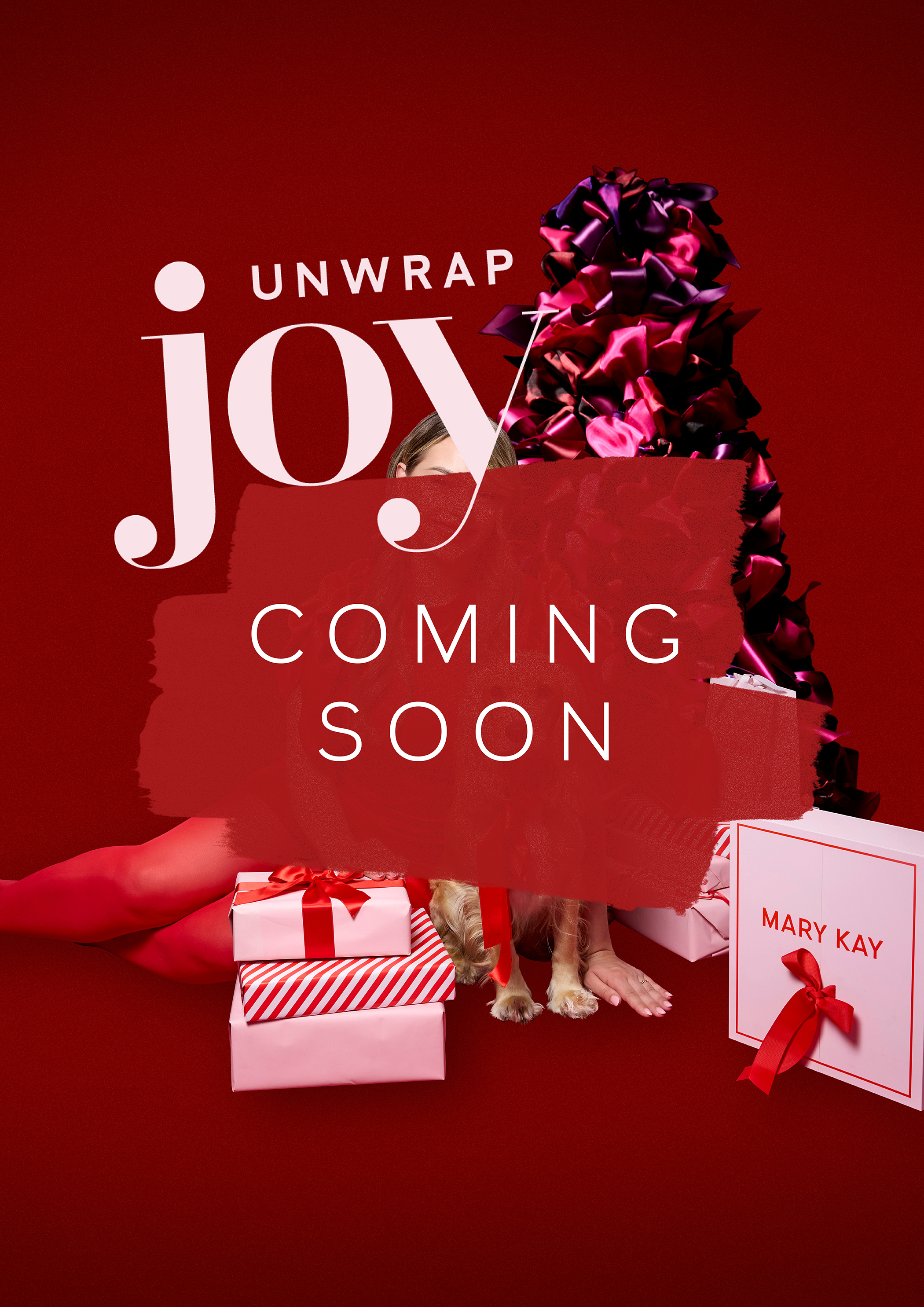 Een vrouw presenteert cadeaus van het cosmeticabedrijf Mary Kay achter een bordje met ‘Coming soon’.