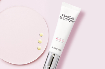 Mary Kay Clinical Solutions™ Retinol 0,5 Serum en een likje product op een roze dienblad 