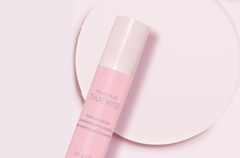 TimeWise® Microdermabrasion Pore Minimizer en een likje product op een roze dienblad 